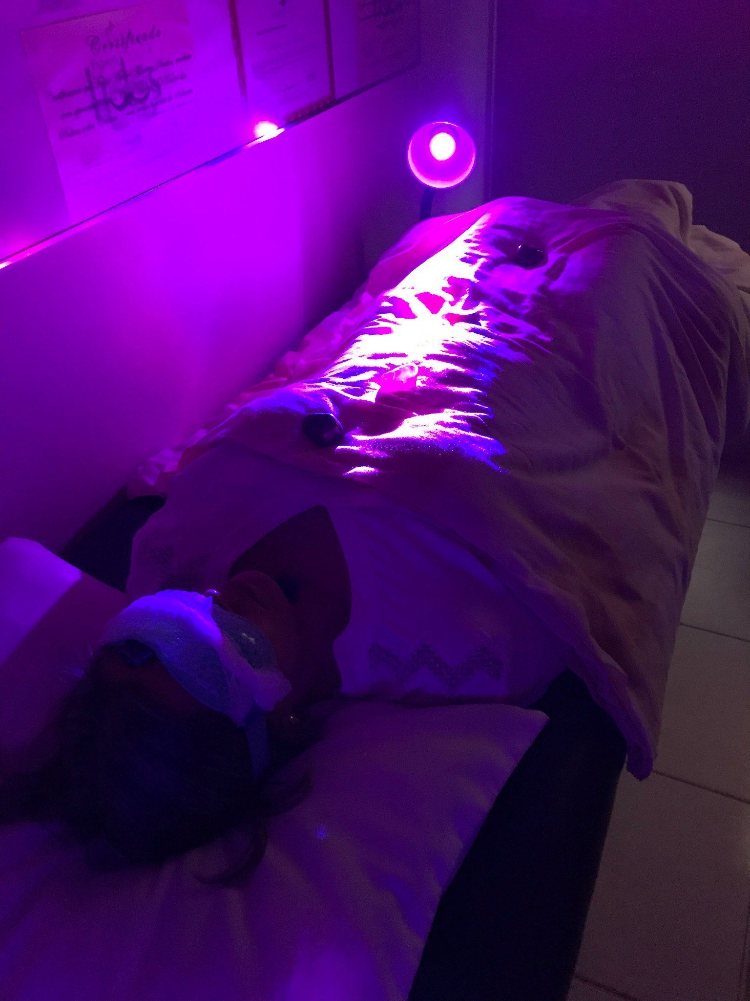 Atendimento com cromoterapia em ambiente terapêutico