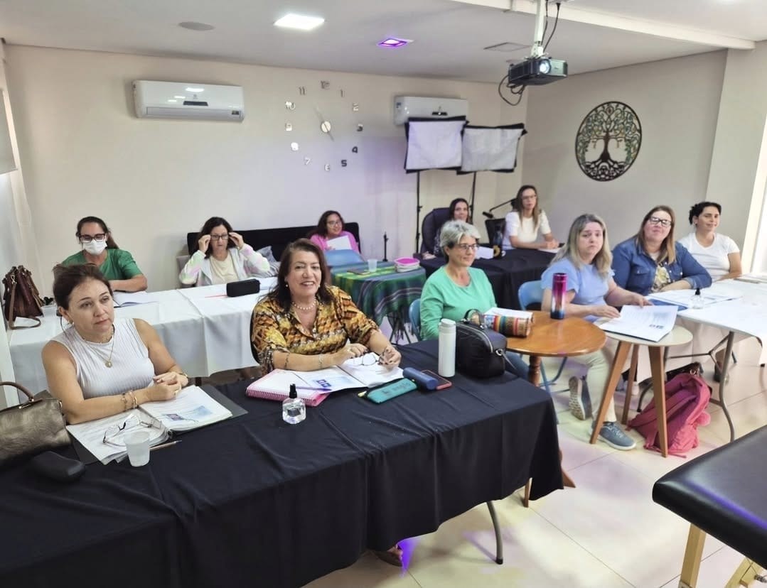 Felipe com alunos em curso no Instituto Metamorfose