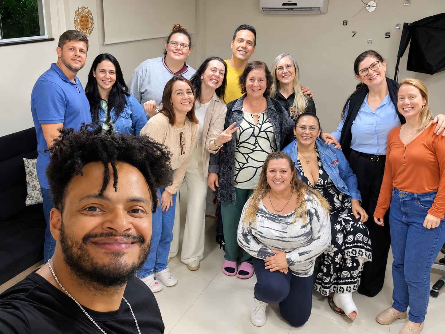 Felipe Moreira com grupo de alunos no Instituto Metamorfose