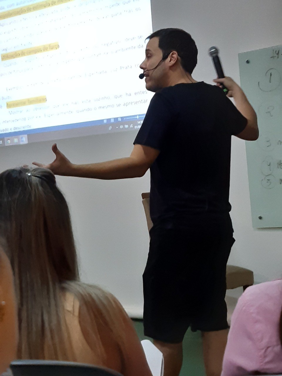 Felipe Moreira ministrando uma aula para alunos
