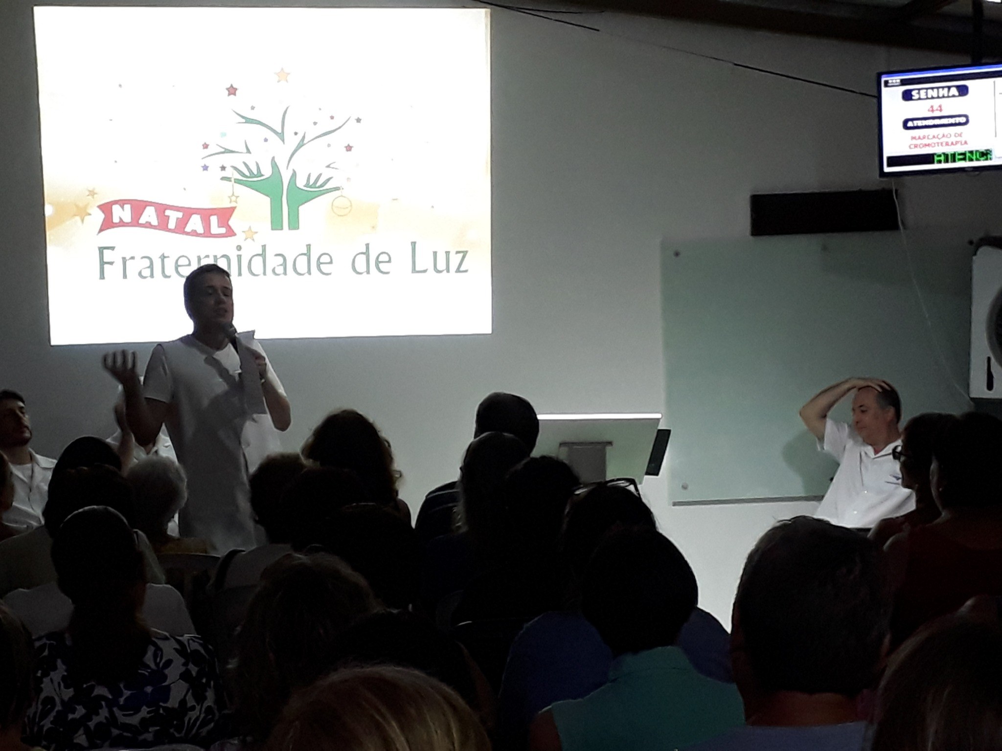 Felipe Moreira palestrando na Fraternidade de Luz