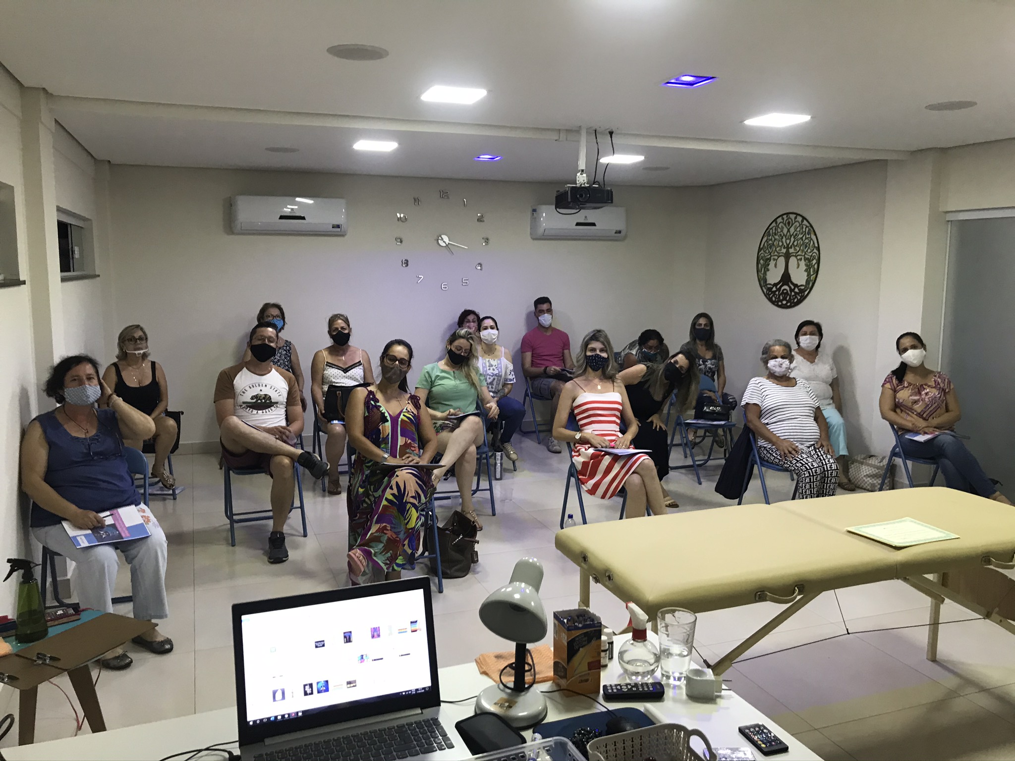 Felipe Moreira com turma de alunos em formação